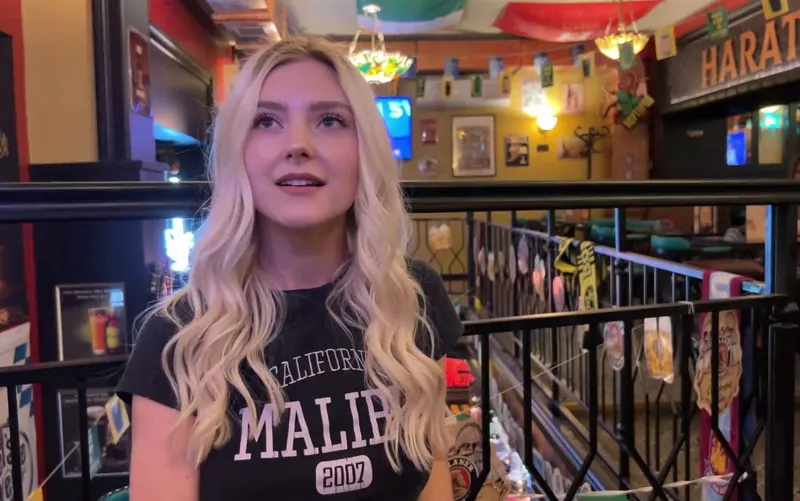Eva elfie gạ một ccậu bé trai may mắn ở quán bar vào toilet